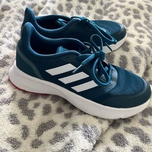 Adidas cloud foam comfort tennis shoes